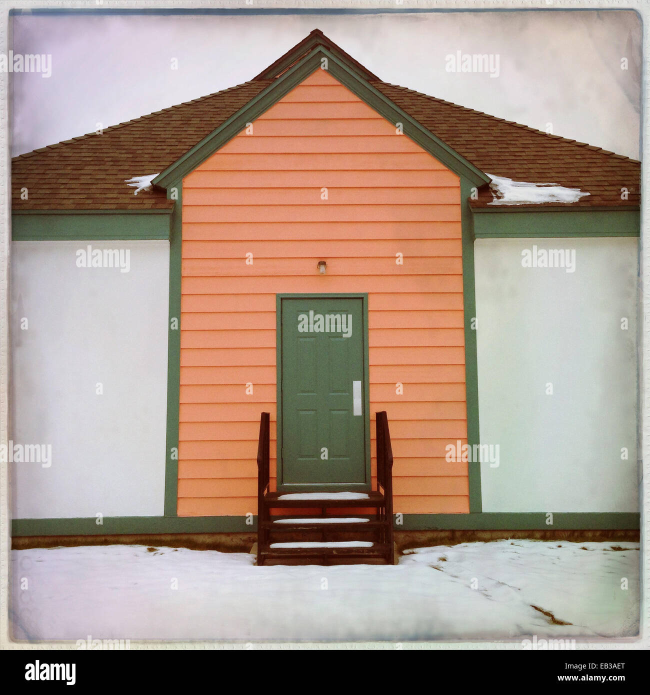 Bunte Haus und Tür mit Schnee bedeckt - Smartphone-aufgenommenes Stockfoto