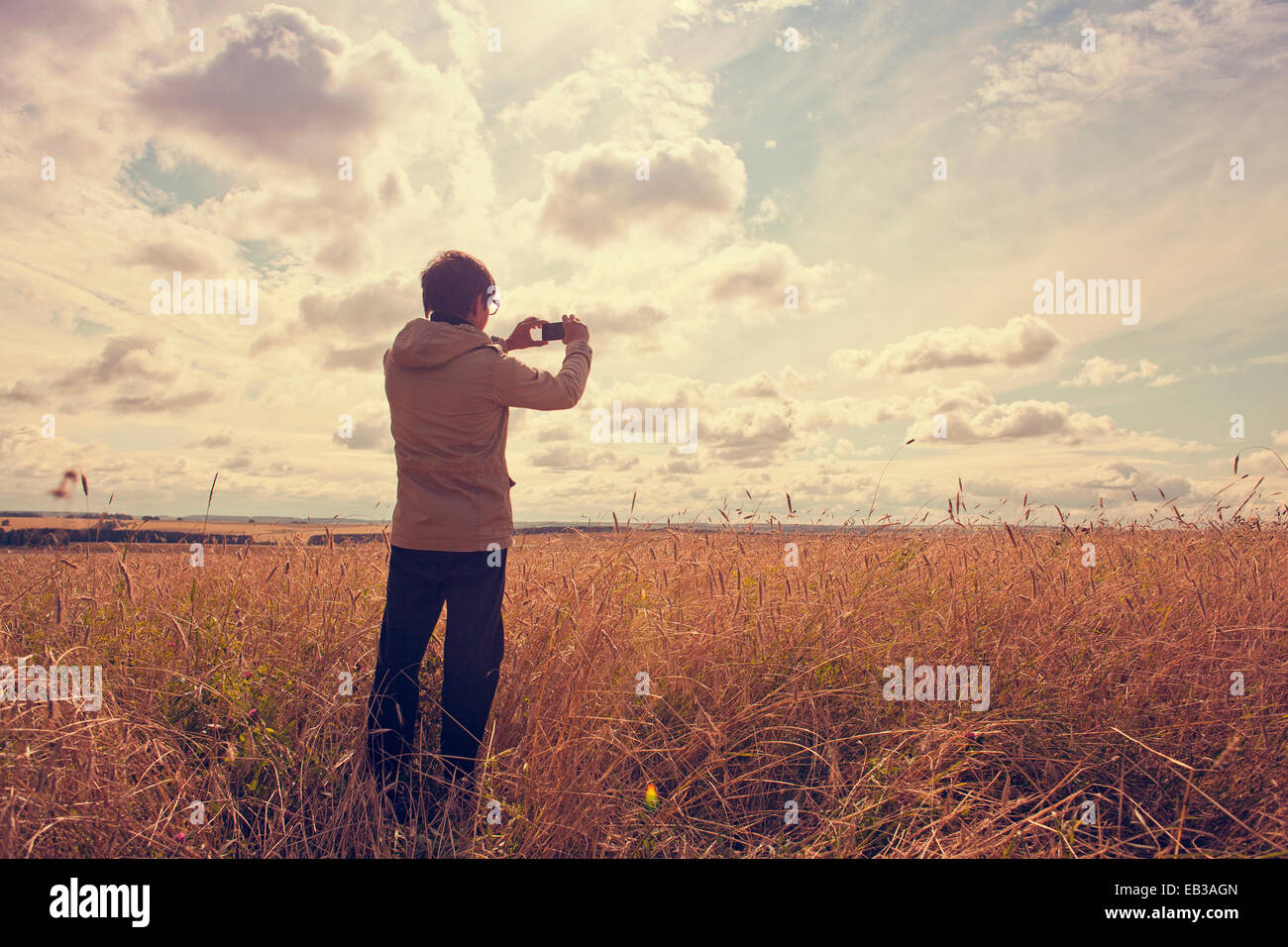 Mari Mann Fotografieren ländlichen Gebiet mit Handy Stockfoto