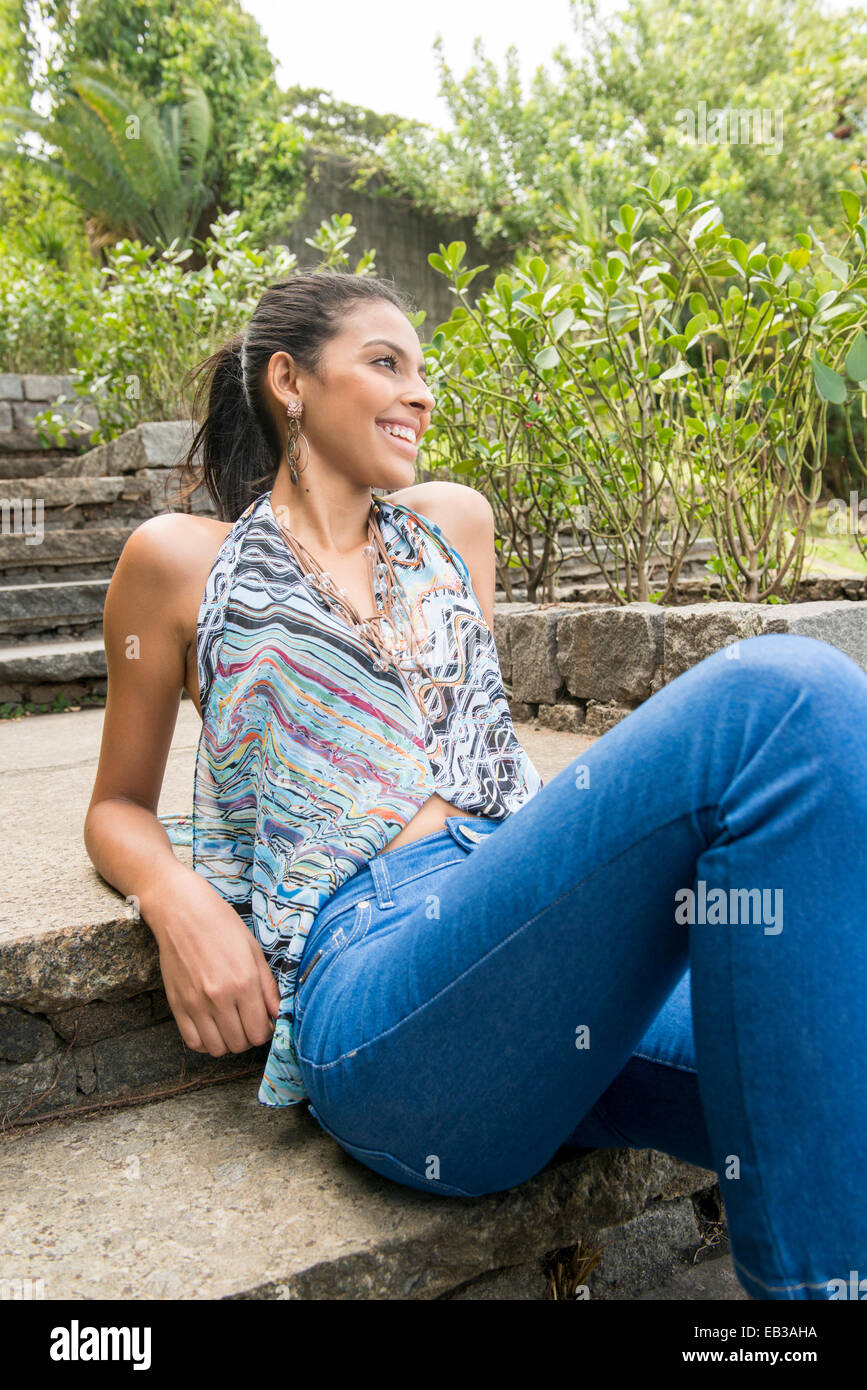 Frau sitzt auf steinernen Stufen Stockfoto