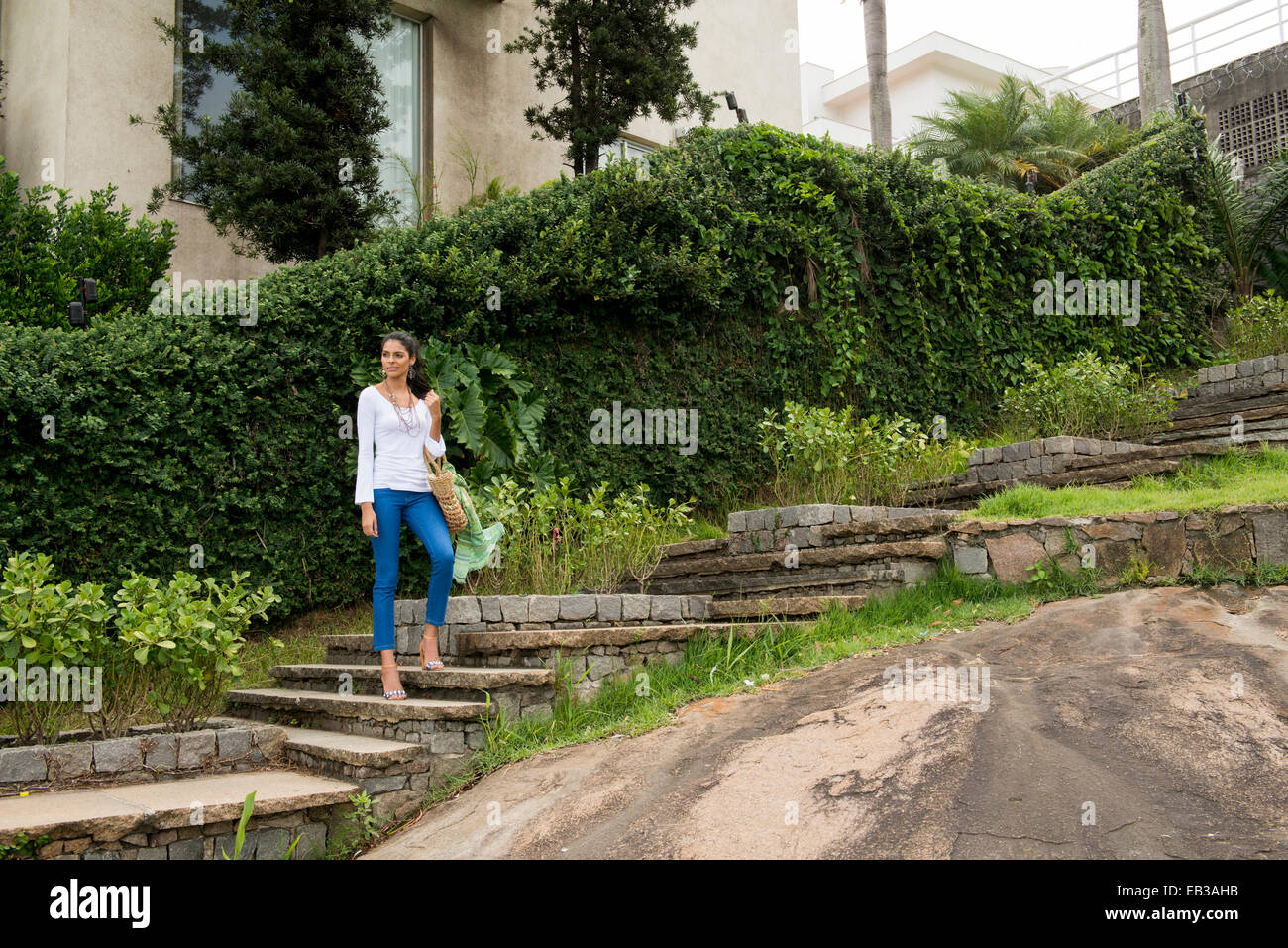 Frau, die auf steinernen Stufen Stockfoto