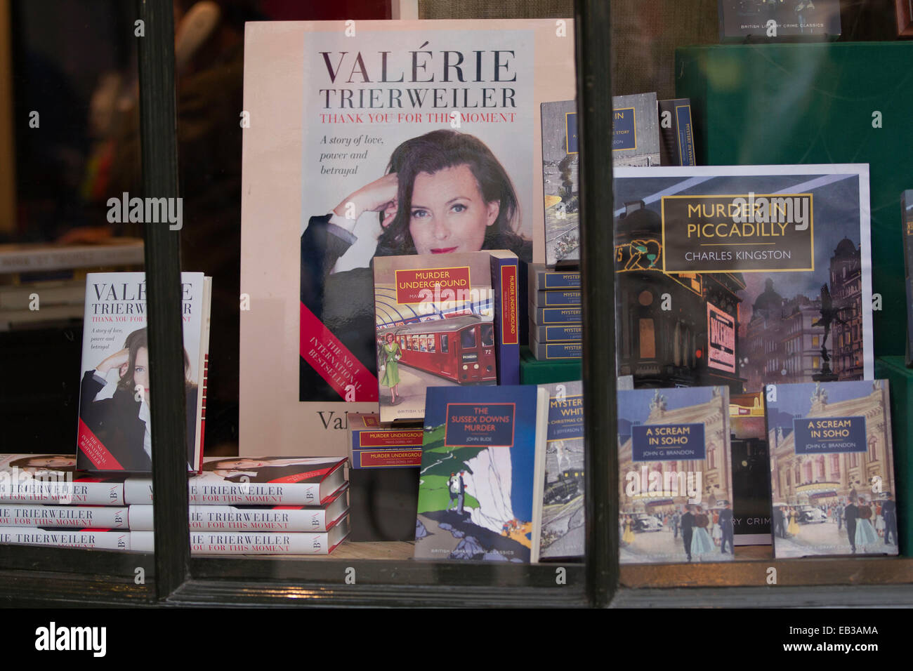 London, UK. 25. November 2014. Ehemalige französische erste Lady Valerie Trierweiler Signierstunde Hatchards, Piccadilly, London, UK 25.11.2014 Valerie Trierweiler kamen in großen Menschenmengen und Sicherheit heute unterzeichnen Exemplare ihres Buches "Danke für diesen Moment: eine von Liebe, macht und Verrat" in Hatchards Buchhandlung am Piccadilly, London, UK Credit: Clickpics/Alamy Live News Stockfoto