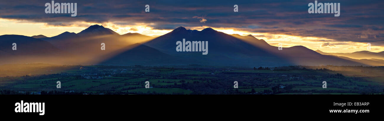 Sonnenstrahlen über den Carrauntoohil und der macgillycuddy Reeks, County Kerry, Irland. Stockfoto