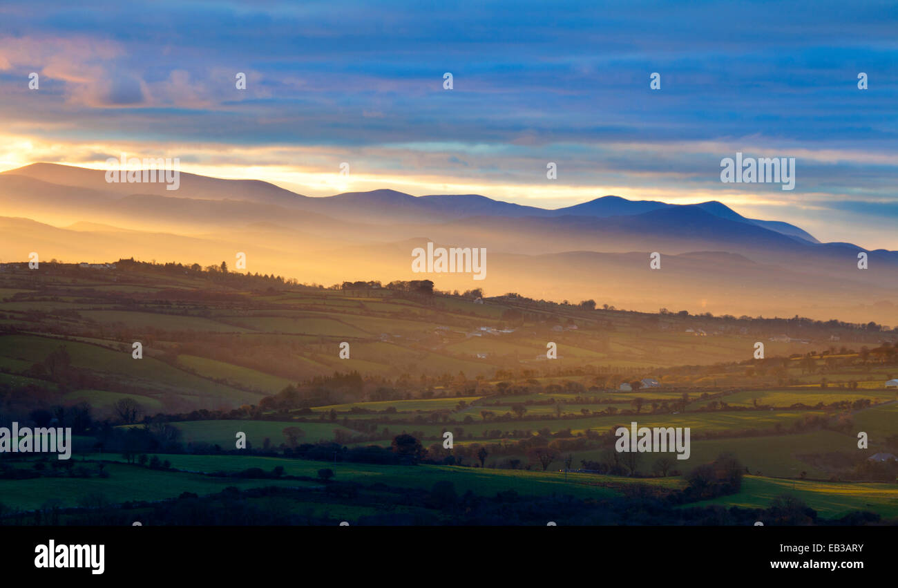 Blick auf den Sonnenuntergang in Richtung der MacGillycuddys Reeks vom in der Nähe von Killarney, Iveragh-Halbinsel, County Kerry, Irland. Stockfoto