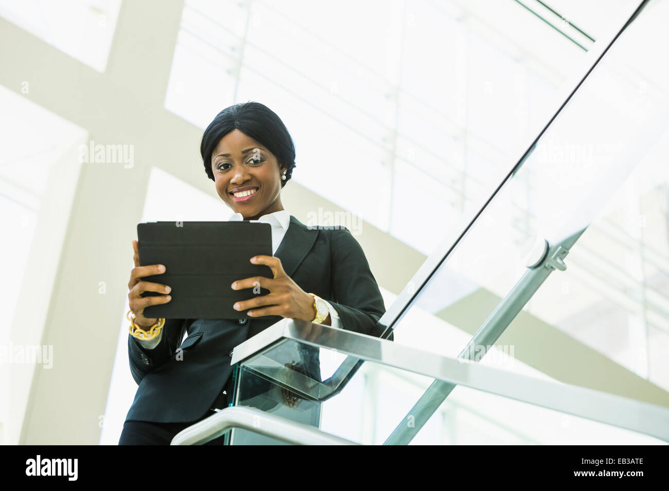 Schwarzen Geschäftsfrau mit digital-Tablette auf Büro-Treppe Stockfoto