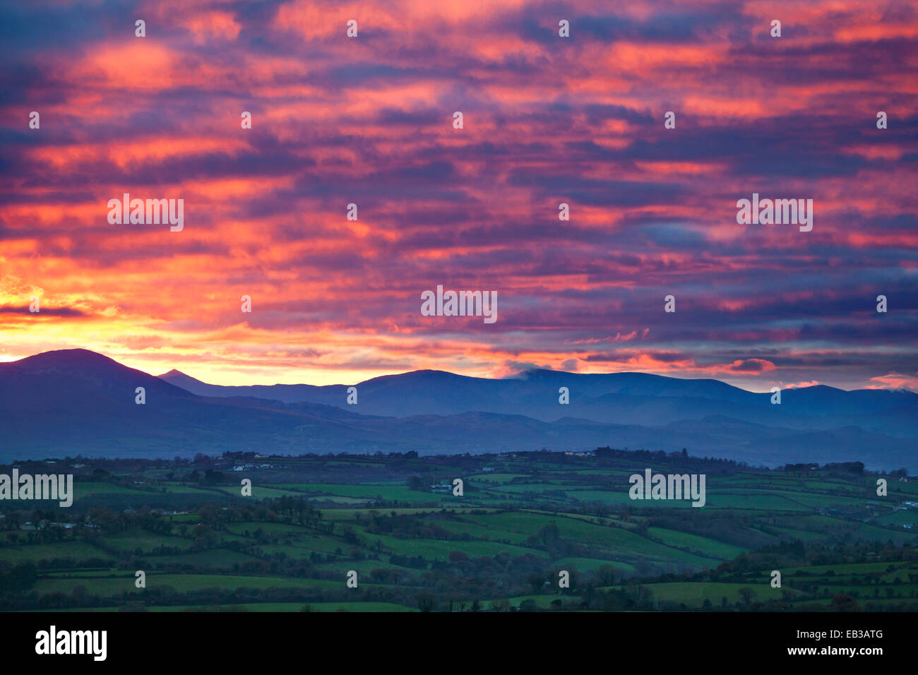 Sonnenuntergang über Ackerland von in der Nähe von Killarney, mit Blick auf die Macgillycuddy stinkt. Iveragh-Halbinsel, County Kerry, Irland. Stockfoto