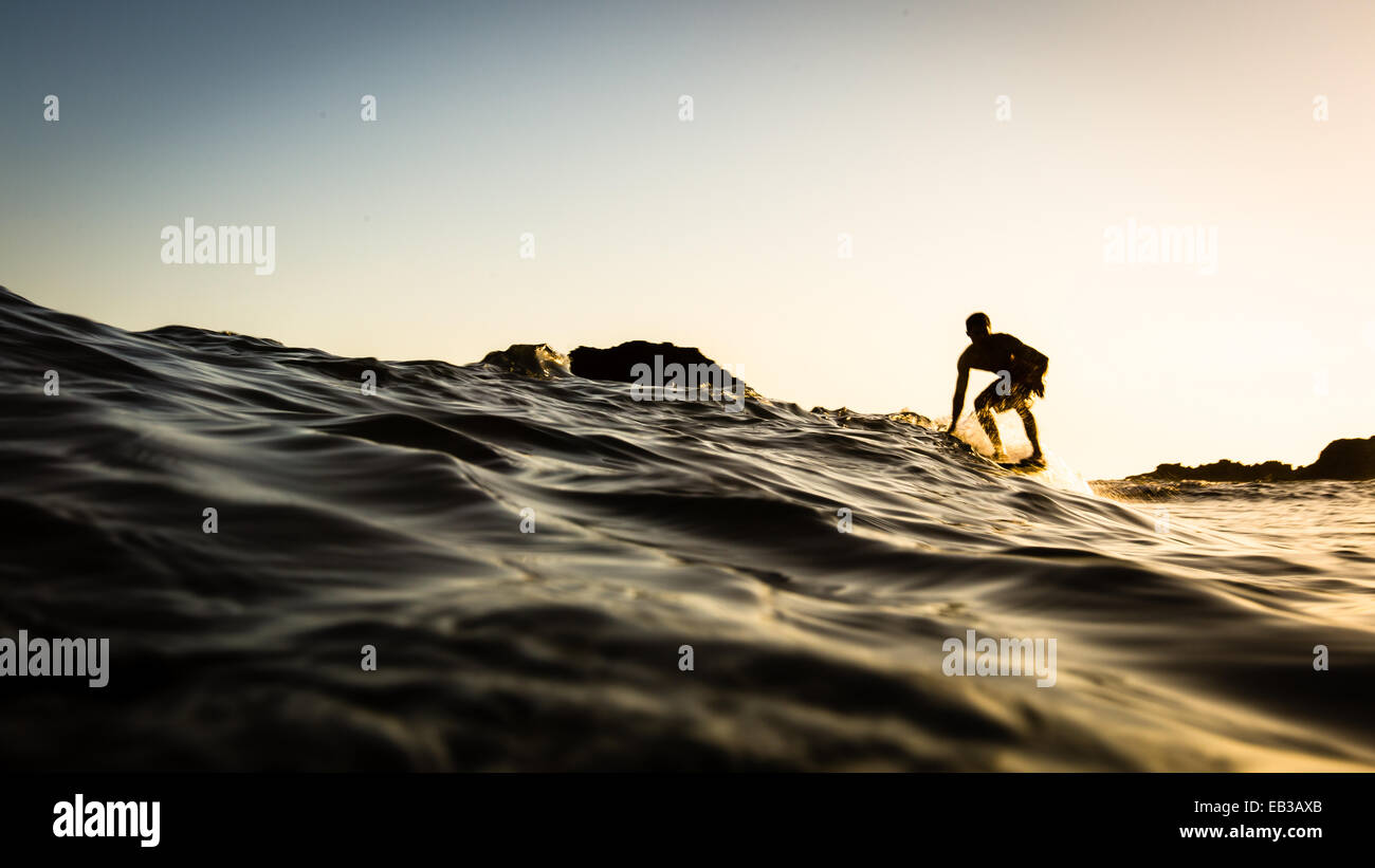 USA, California, Los Angeles County, Malibu, Surfer bei Sonnenuntergang Stockfoto