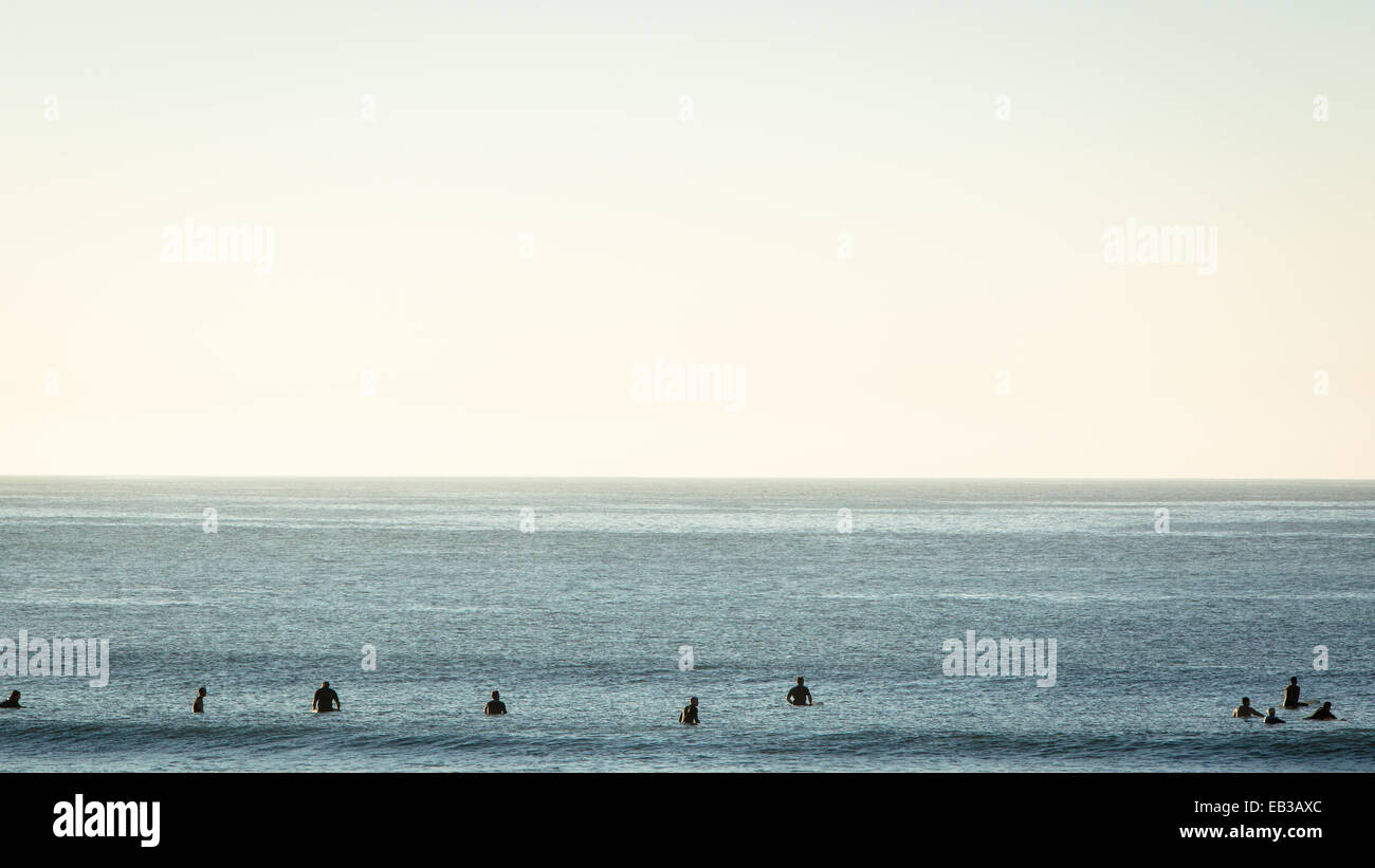 USA, California, Los Angeles County, Malibu, Menschen im Meer Stockfoto