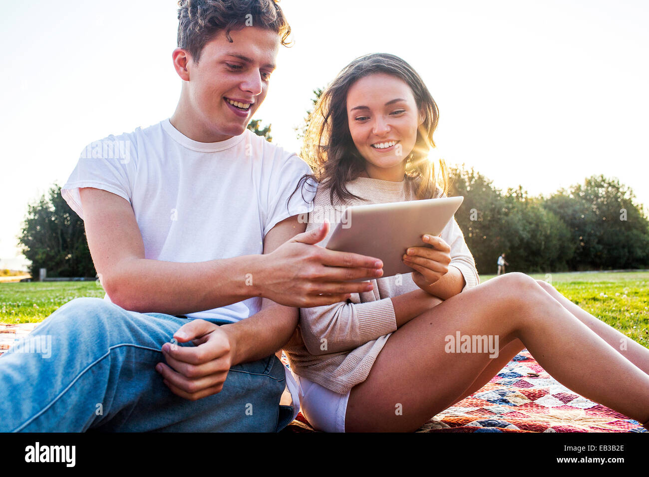 Kaukasische paar mit digital-Tablette zusammen im park Stockfoto
