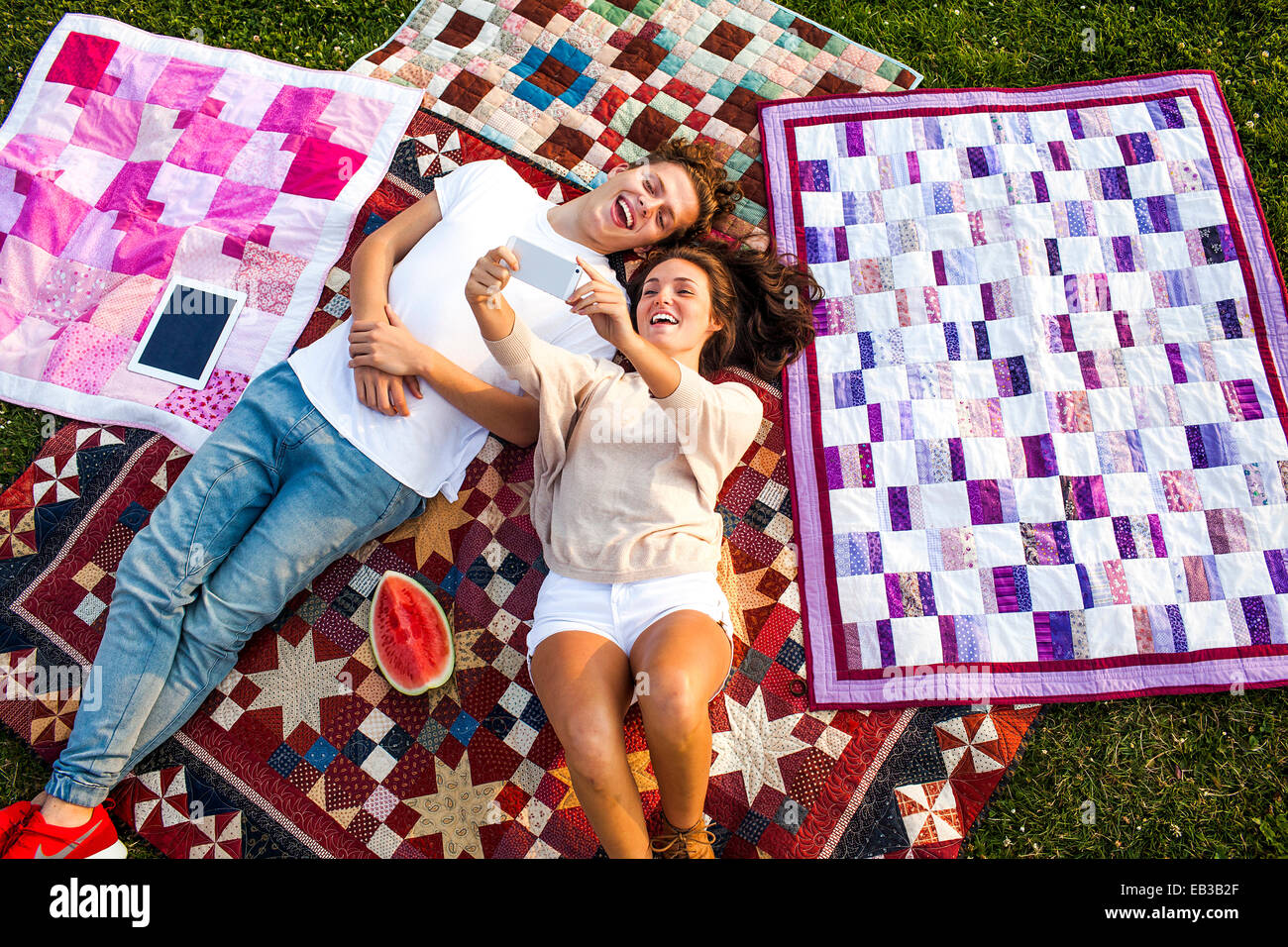 Kaukasische paar nehmen Selfie auf Decken im park Stockfoto