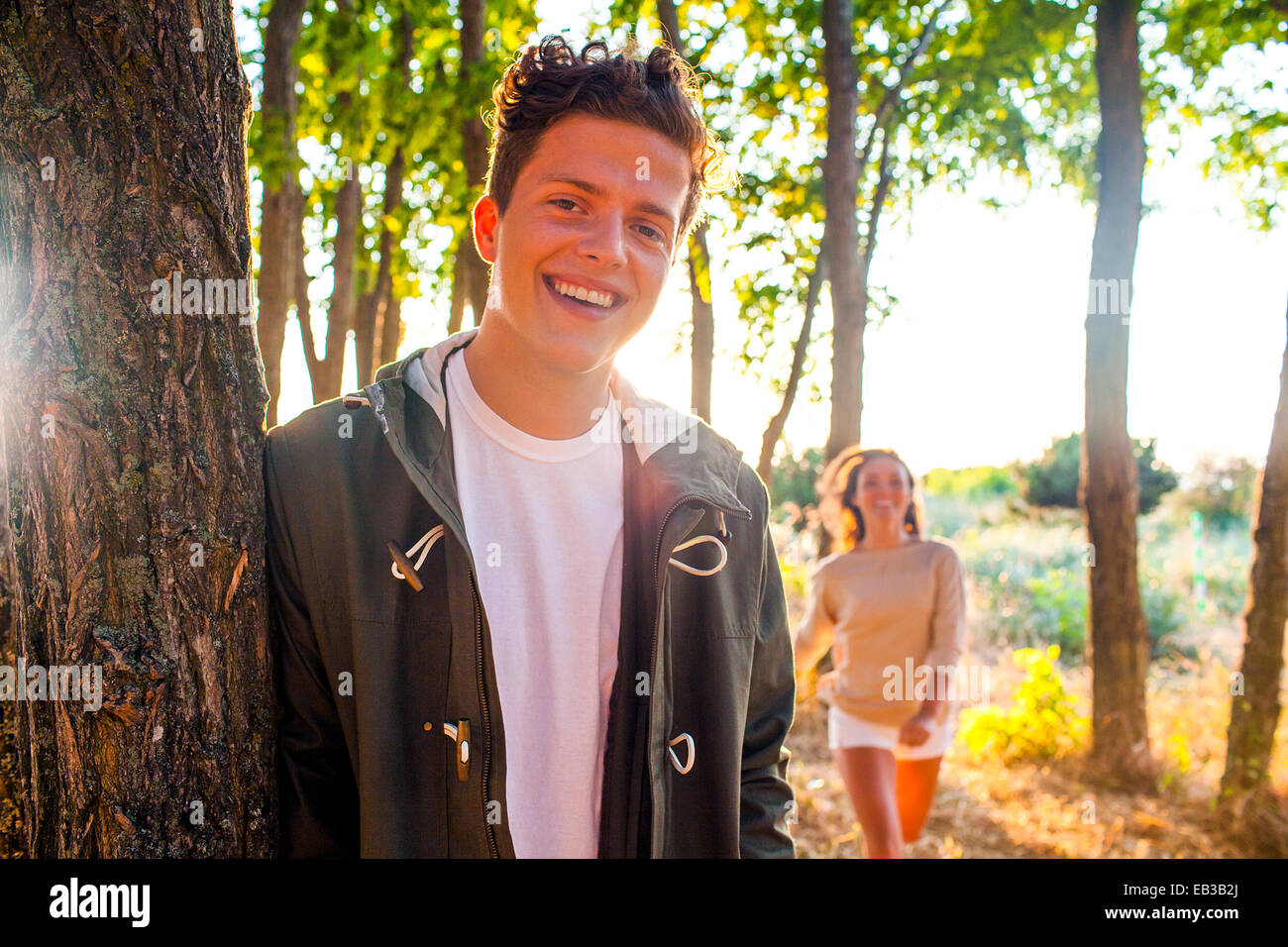 Kaukasischen Mann lächelnd mit Freundin im park Stockfoto