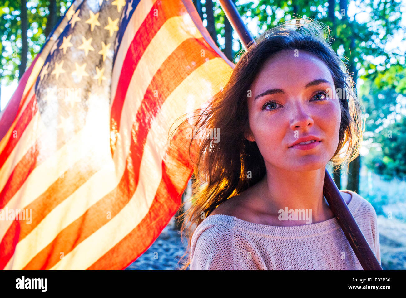 Kaukasische Frau Holding amerikanische Flagge Stockfoto