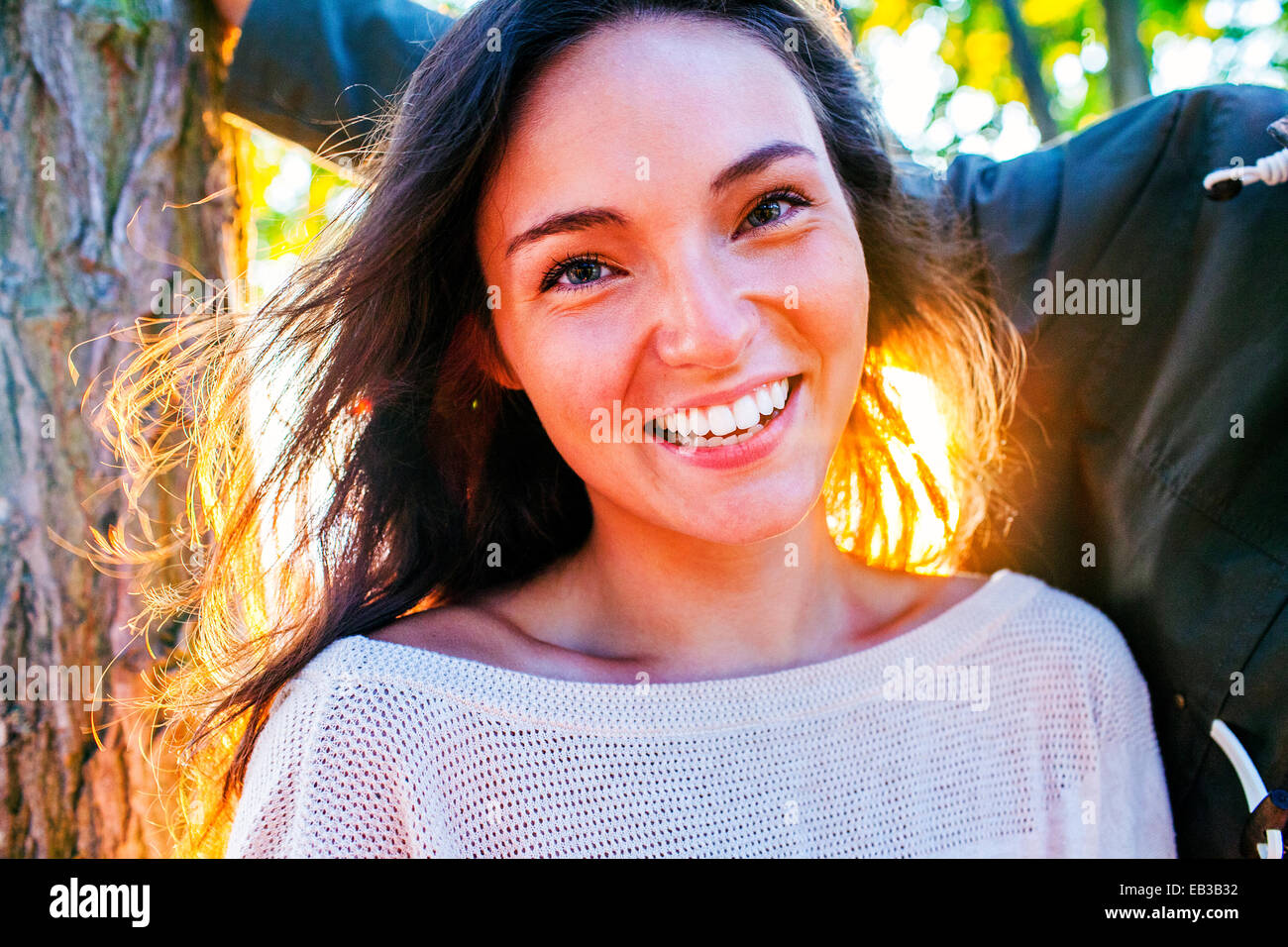 Kaukasische Frau lächelnd im freien Stockfoto