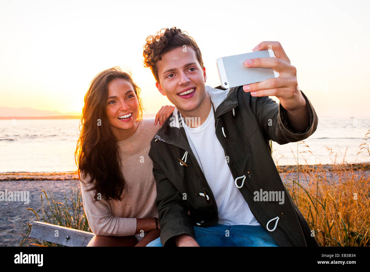 Kaukasische paar nehmen Selfie am Strand Stockfoto