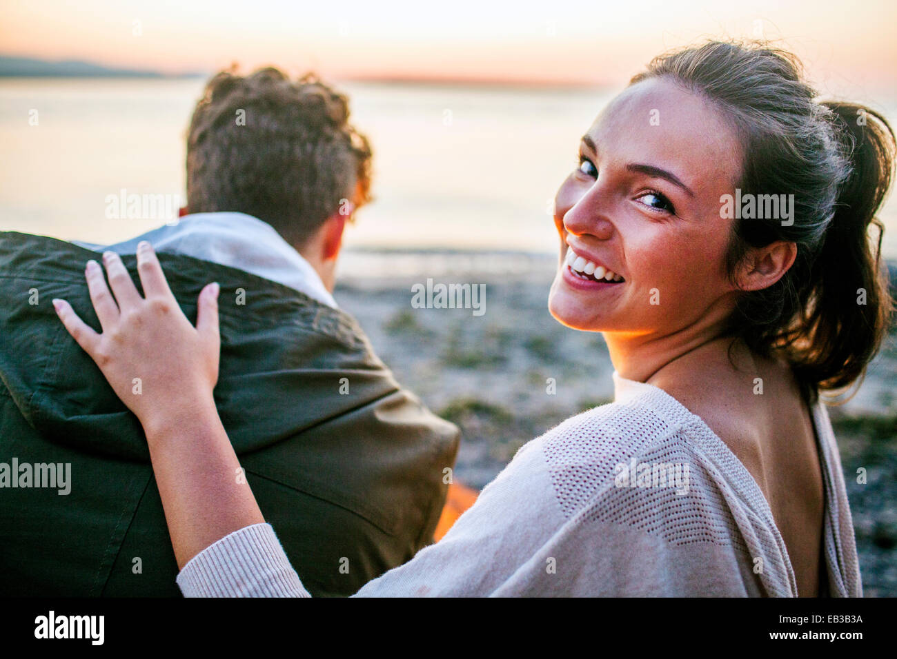 Kaukasische Frau mit Freund am Strand entspannen Stockfoto