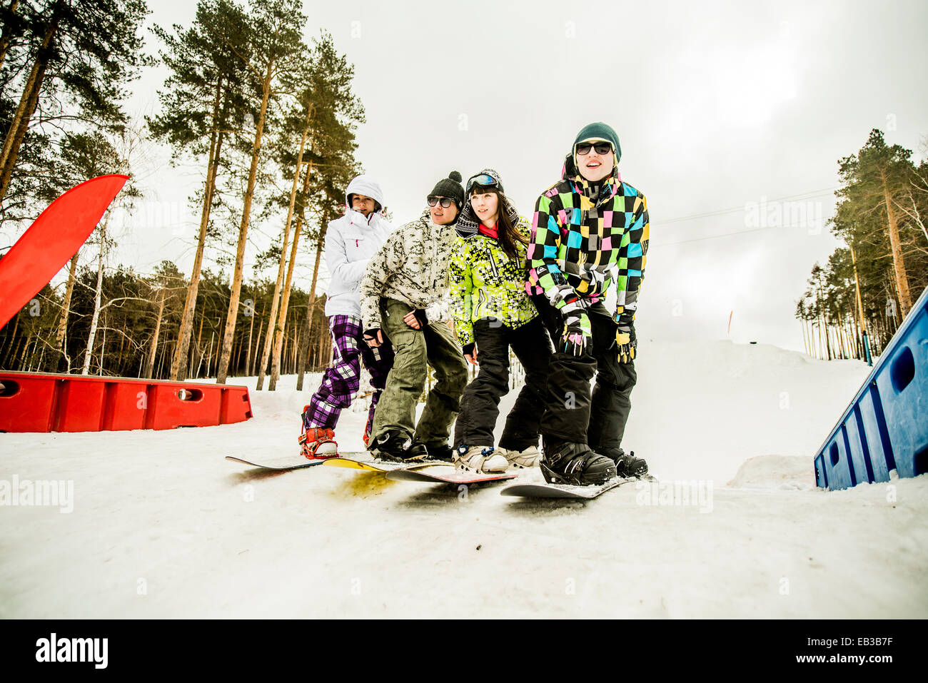 Kaukasischen Paare zusammen Snowboarden auf verschneiten Hügel Stockfoto