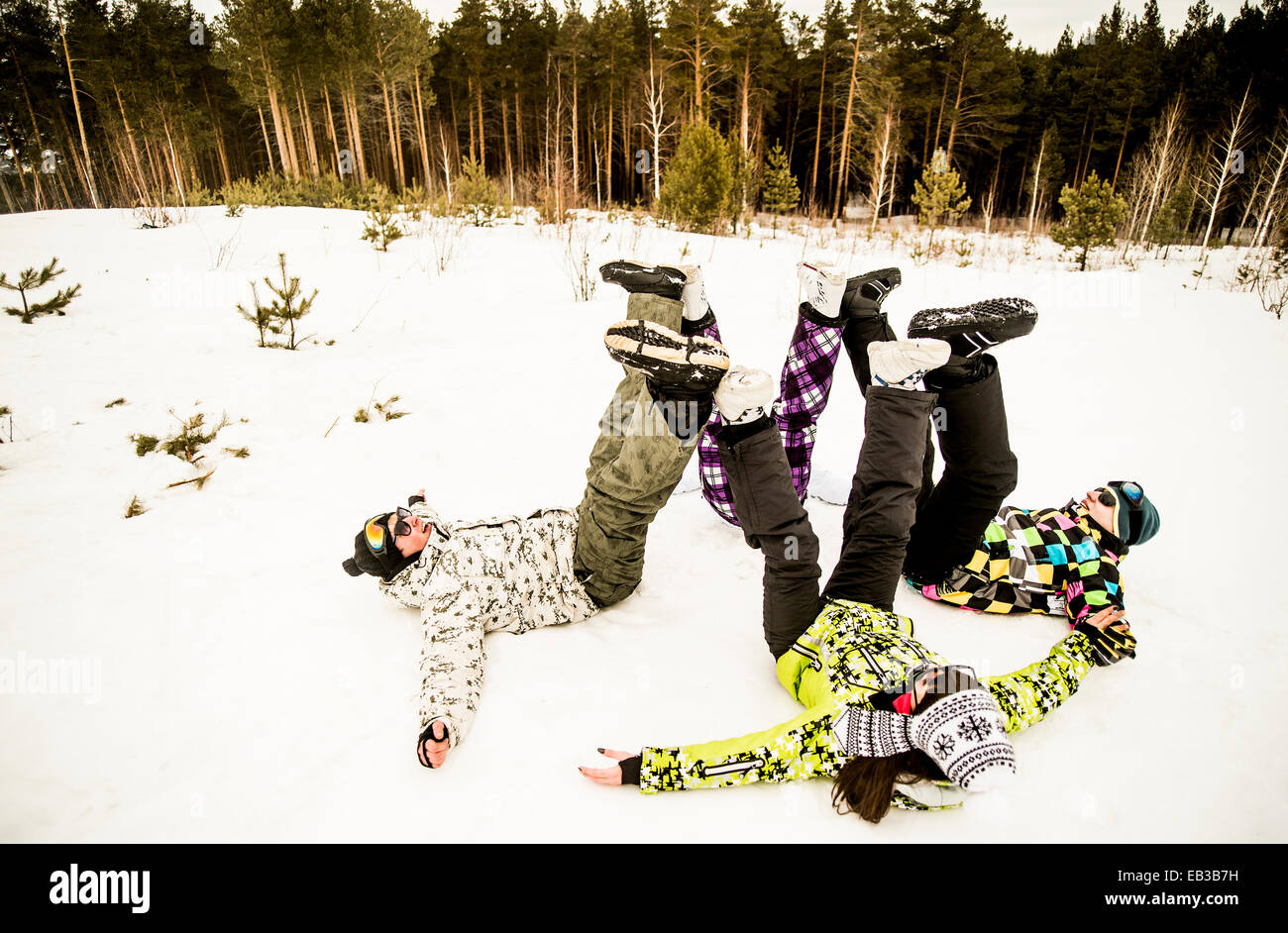 Kaukasischen Paare spielen zusammen im Schnee Stockfoto