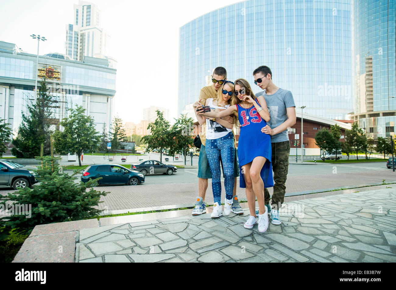 Kaukasischen Paare die Selfie zusammen in Stadt Stockfoto