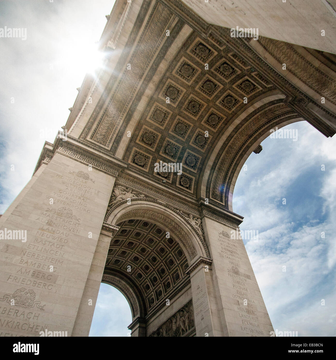 Niedrigen Winkel Ansicht des Arc de Triomphe, Paris, Frankreich Stockfoto