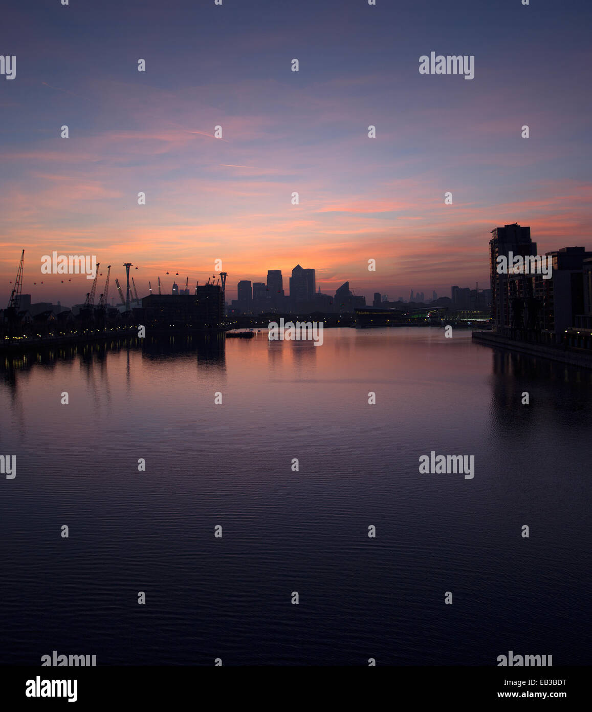 Großbritannien, England, London, Canary Wharf in der Abenddämmerung Stockfoto