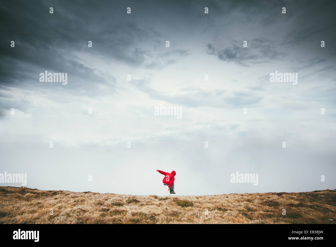Mann springt in ländlicher Landschaft Stockfoto