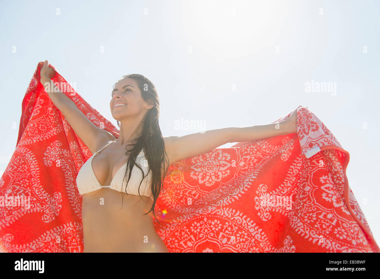Kaukasische Frau Holding Handtuch im freien Stockfoto