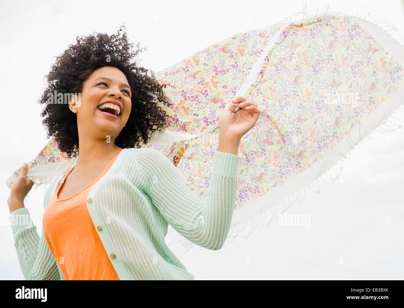Niedrigen Winkel Ansicht von Frau spielt mit Schal im freien Stockfoto