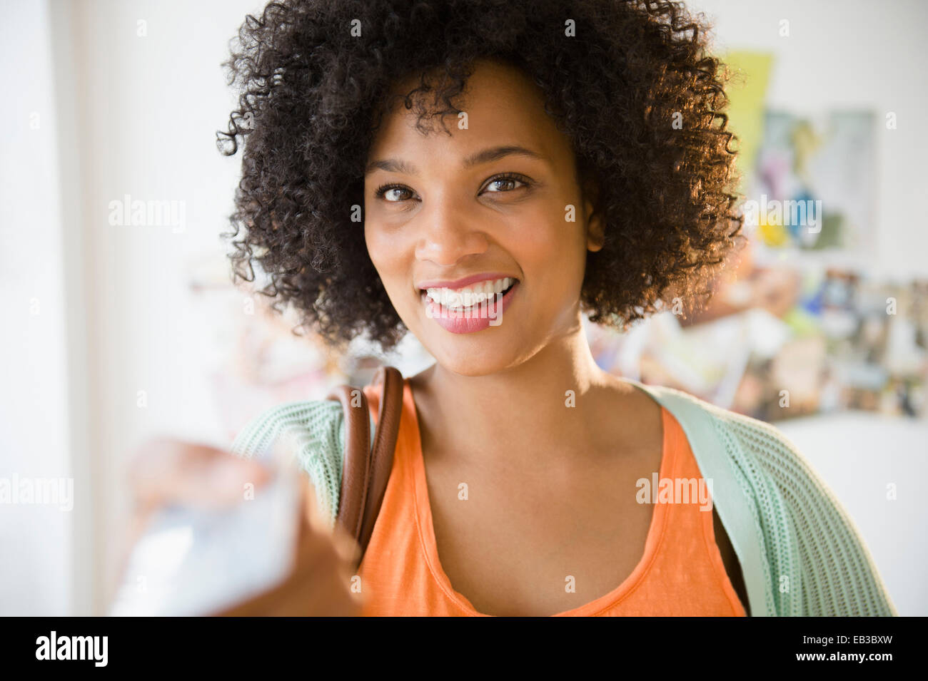 Lächelnde Frau mit Kreditkarte bezahlen Stockfoto
