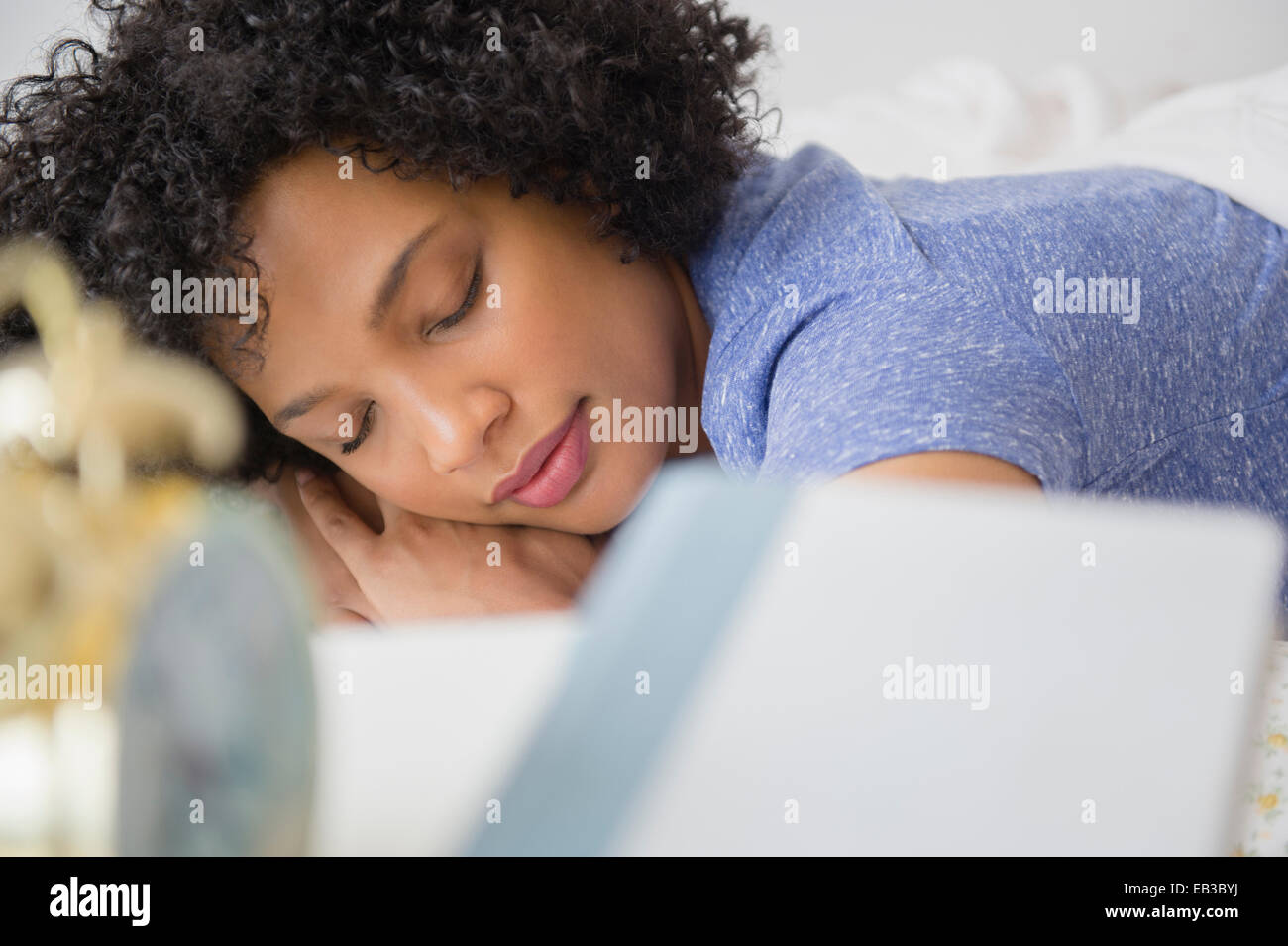 Frau schläft im Bett Stockfoto