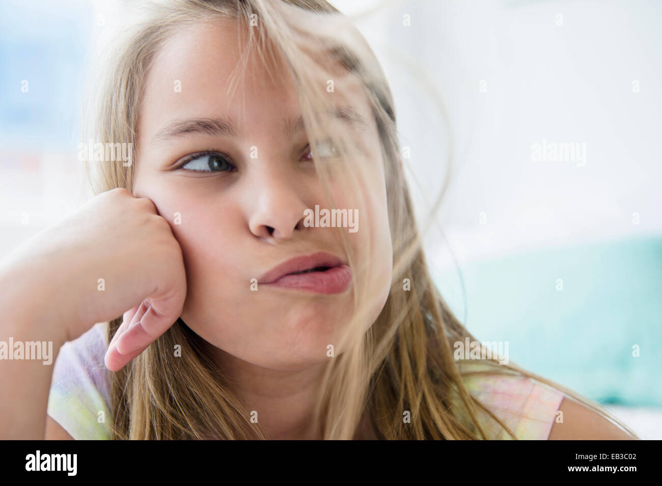 Kaukasische Mädchen bläst Haare aus ihrem Gesicht Stockfoto