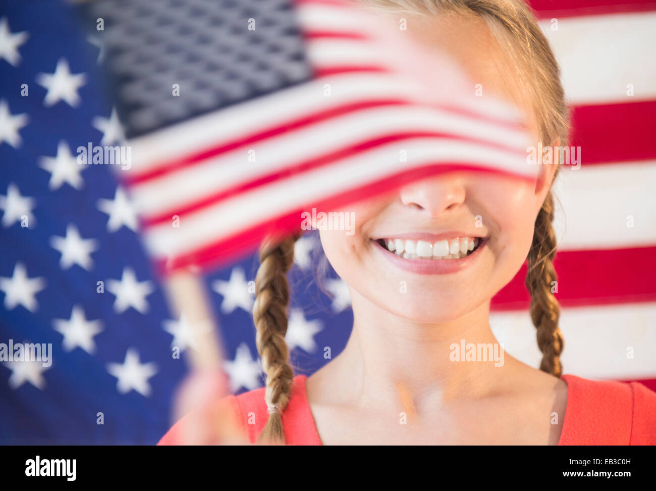 Kaukasische Mädchen wehenden amerikanischen Flagge Stockfoto
