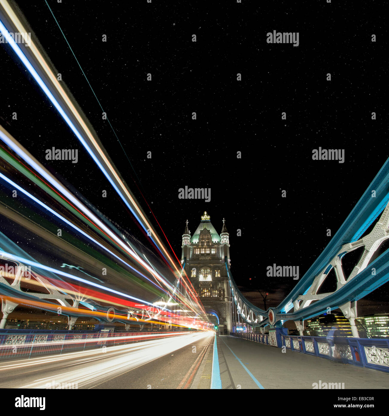 Großbritannien, England, London, Light trail auf Tower Bridge Stockfoto