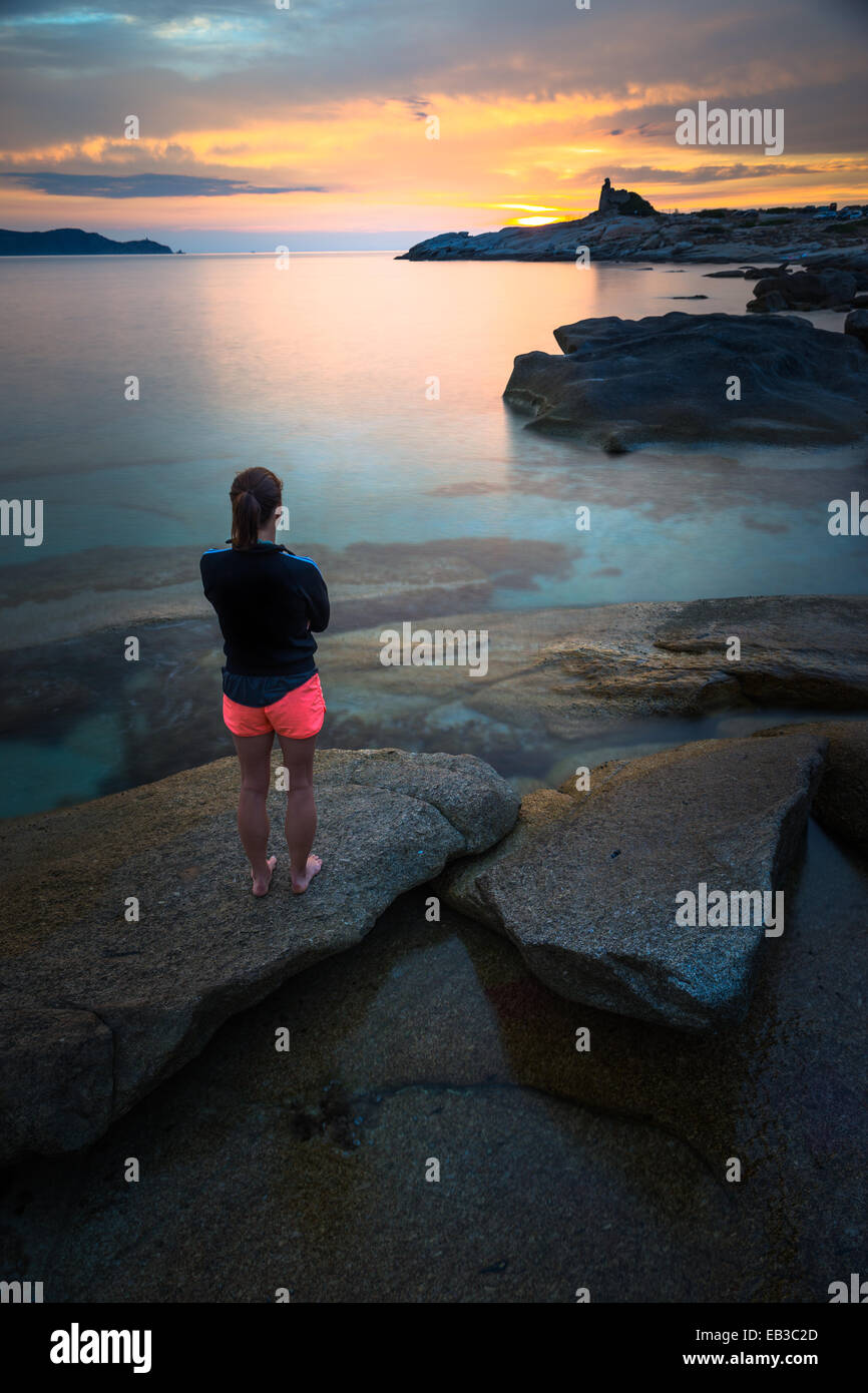 Frankreich, Korsika, Frau Sonnenuntergang am Strand Stockfoto