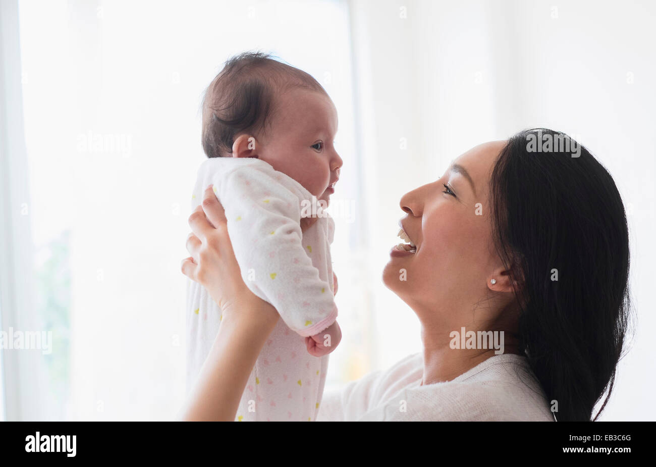 Asiatische Mutter mit Baby spielen Stockfoto