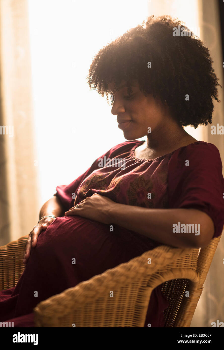 Schwanger African American Mutter hält ihr Magen Stockfoto