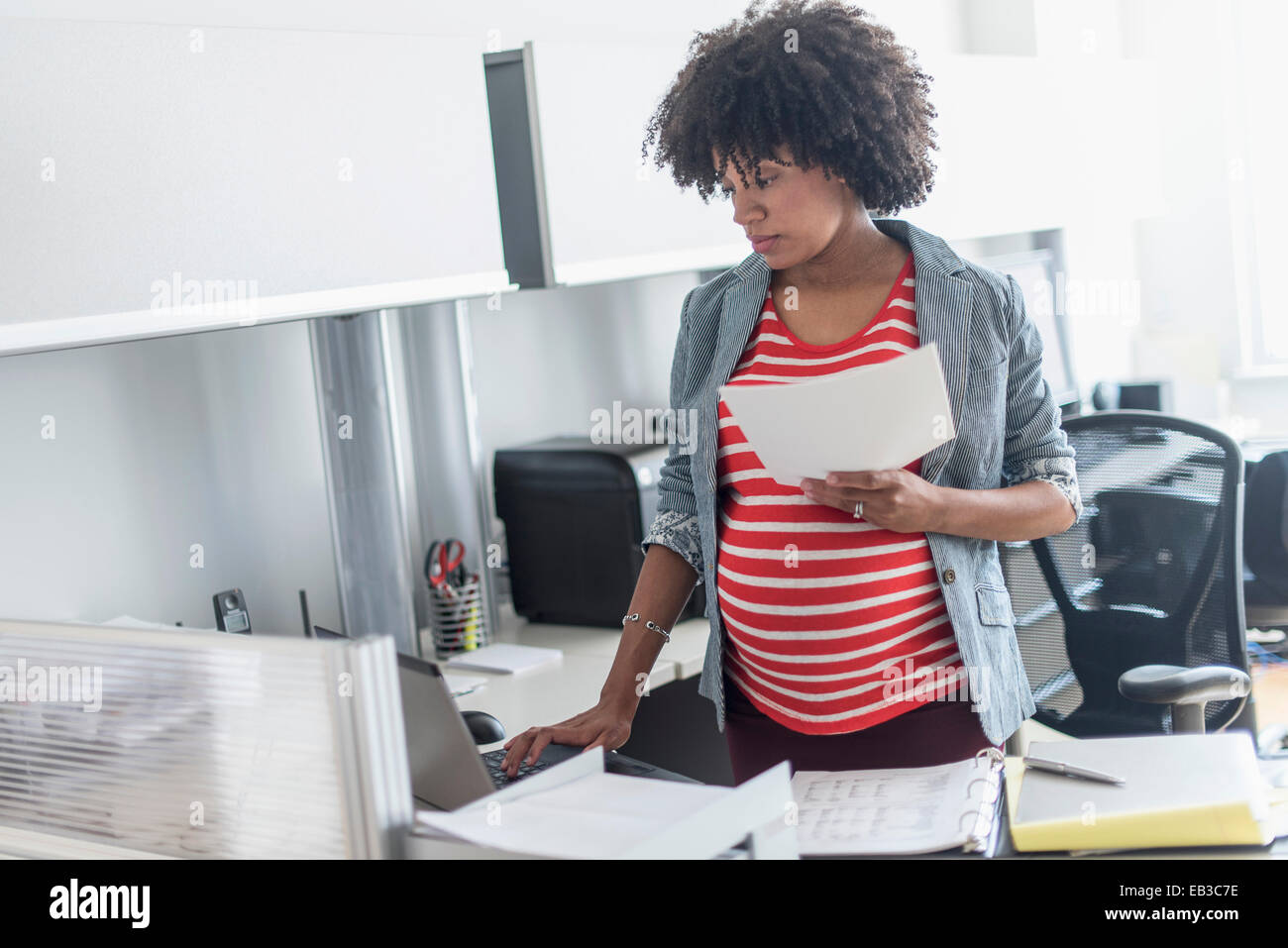 Schwanger afroamerikanischen Geschäftsfrau, die im Büro arbeiten Stockfoto