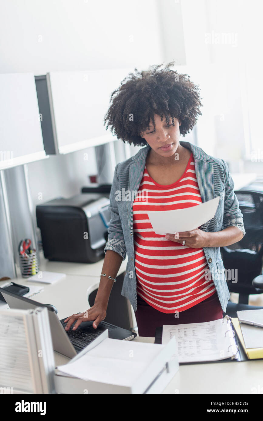 Schwanger afroamerikanischen Geschäftsfrau, die im Büro arbeiten Stockfoto