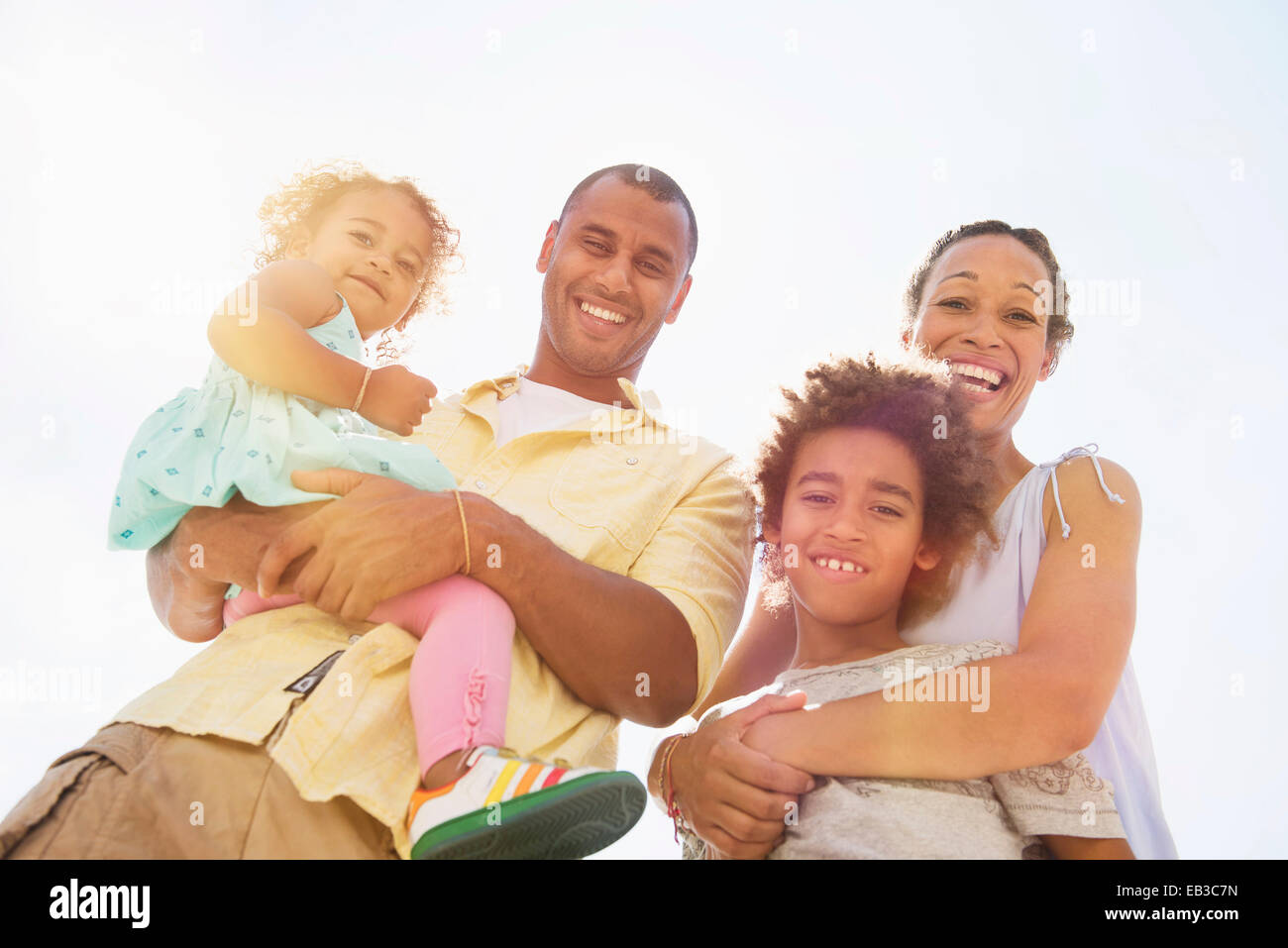 Niedrigen Winkel Ansicht der Familie lächelnd zusammen im freien Stockfoto