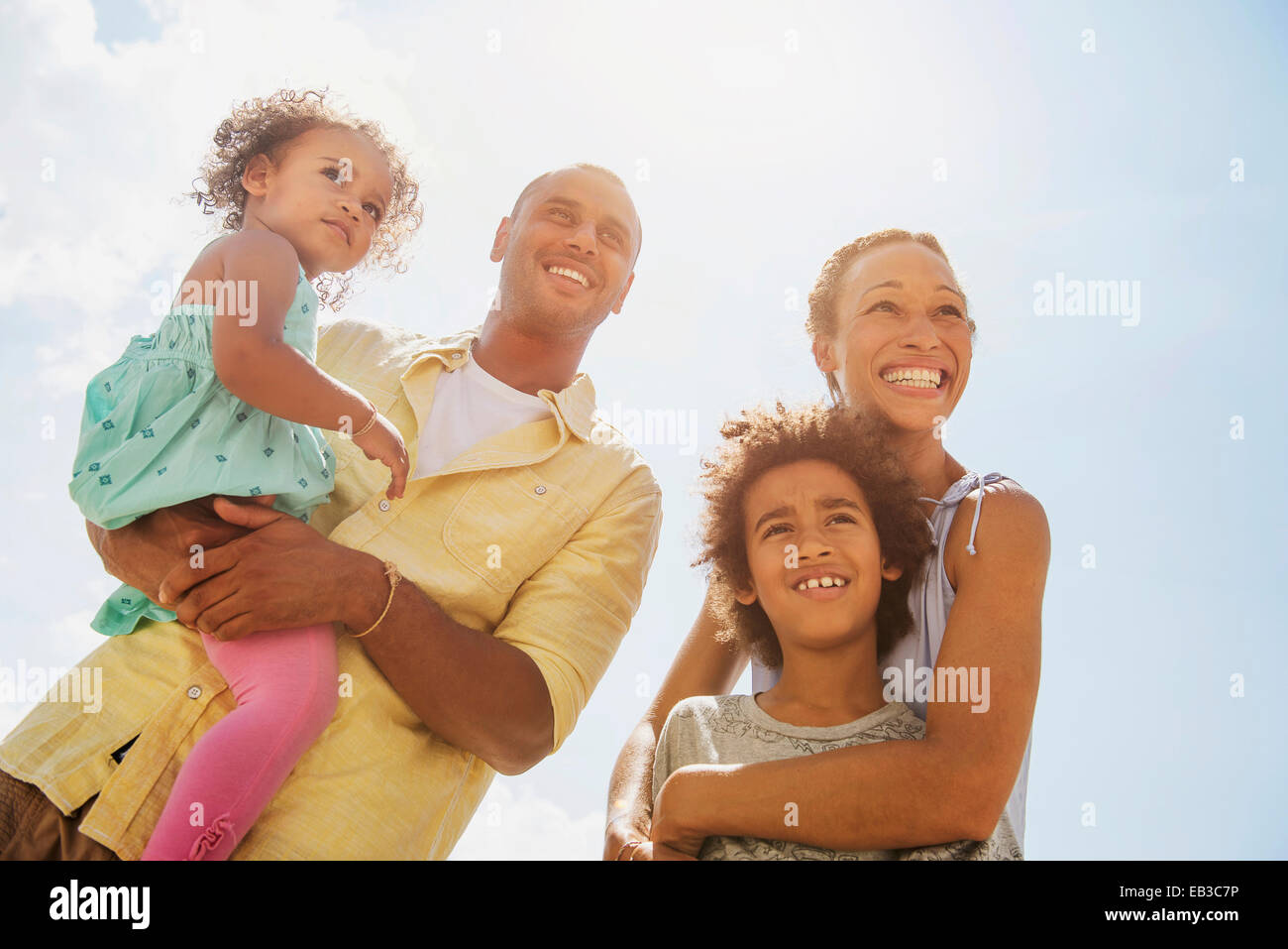 Niedrigen Winkel Ansicht der Familie lächelnd zusammen im freien Stockfoto