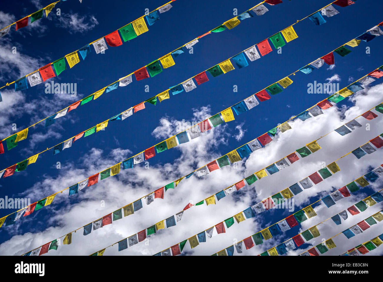 Niedrige Winkelansicht der Reihen von Gebetsfahnen, Tibet Stockfoto