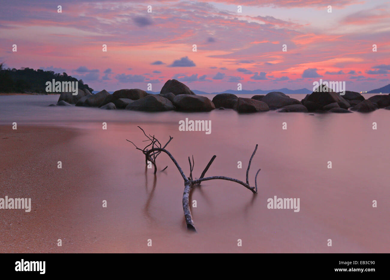 Indonesien, Singkawang, Kura Kura Strand bei Sonnenuntergang Stockfoto