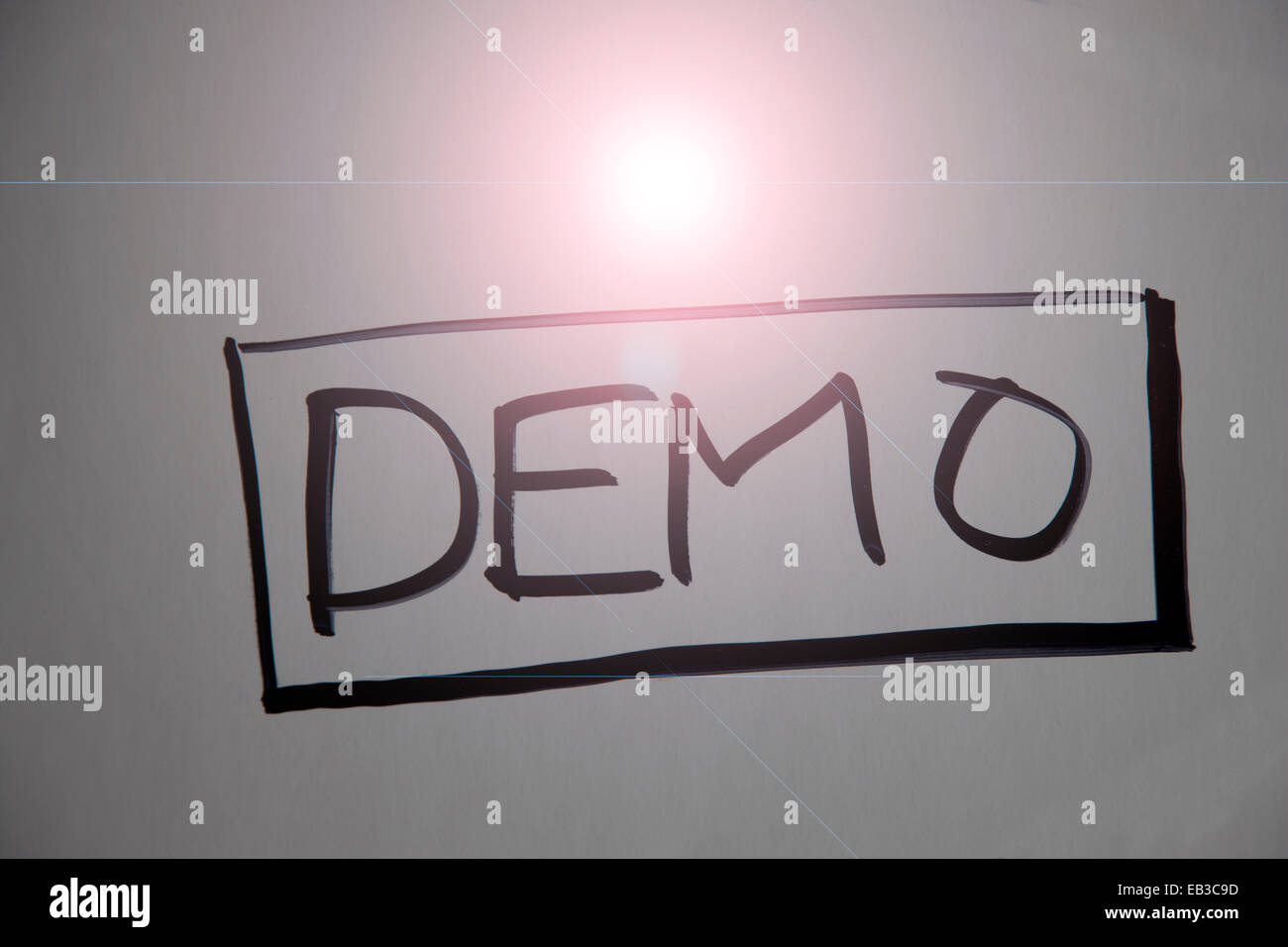 Einziges Wort Demo geschrieben am Whiteboard im Büro Stockfoto