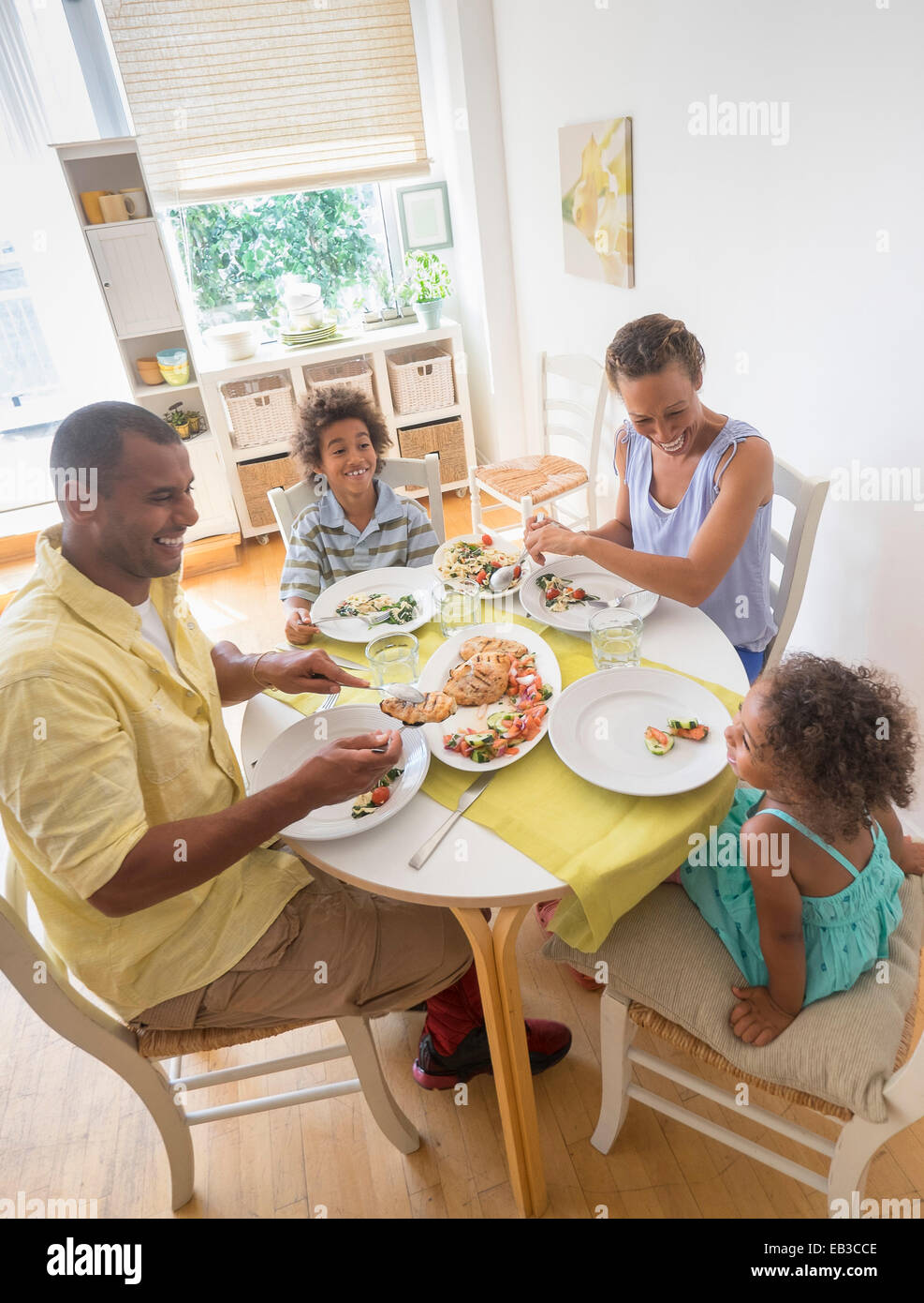 Gemischte Rassen Familie am Esstisch Essen Stockfoto