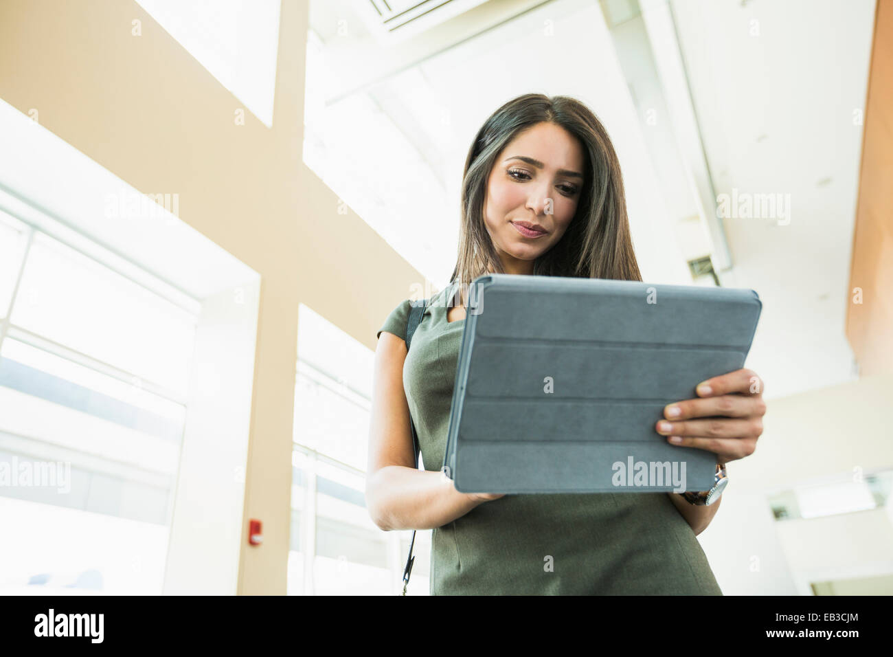 Hispanische Geschäftsfrau mit digital-Tablette in office Stockfoto