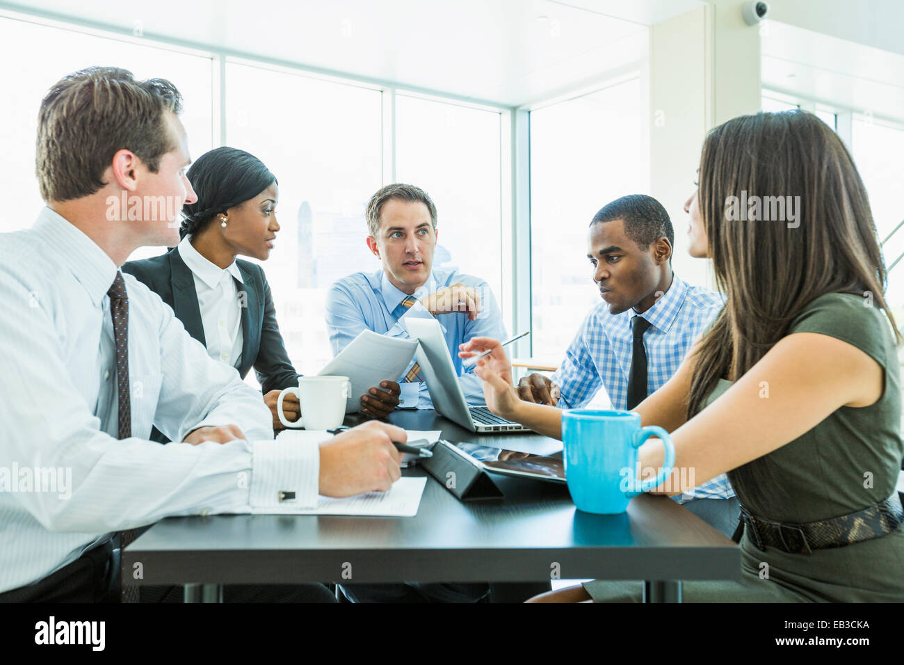 Business-Leute reden in treffen Stockfoto