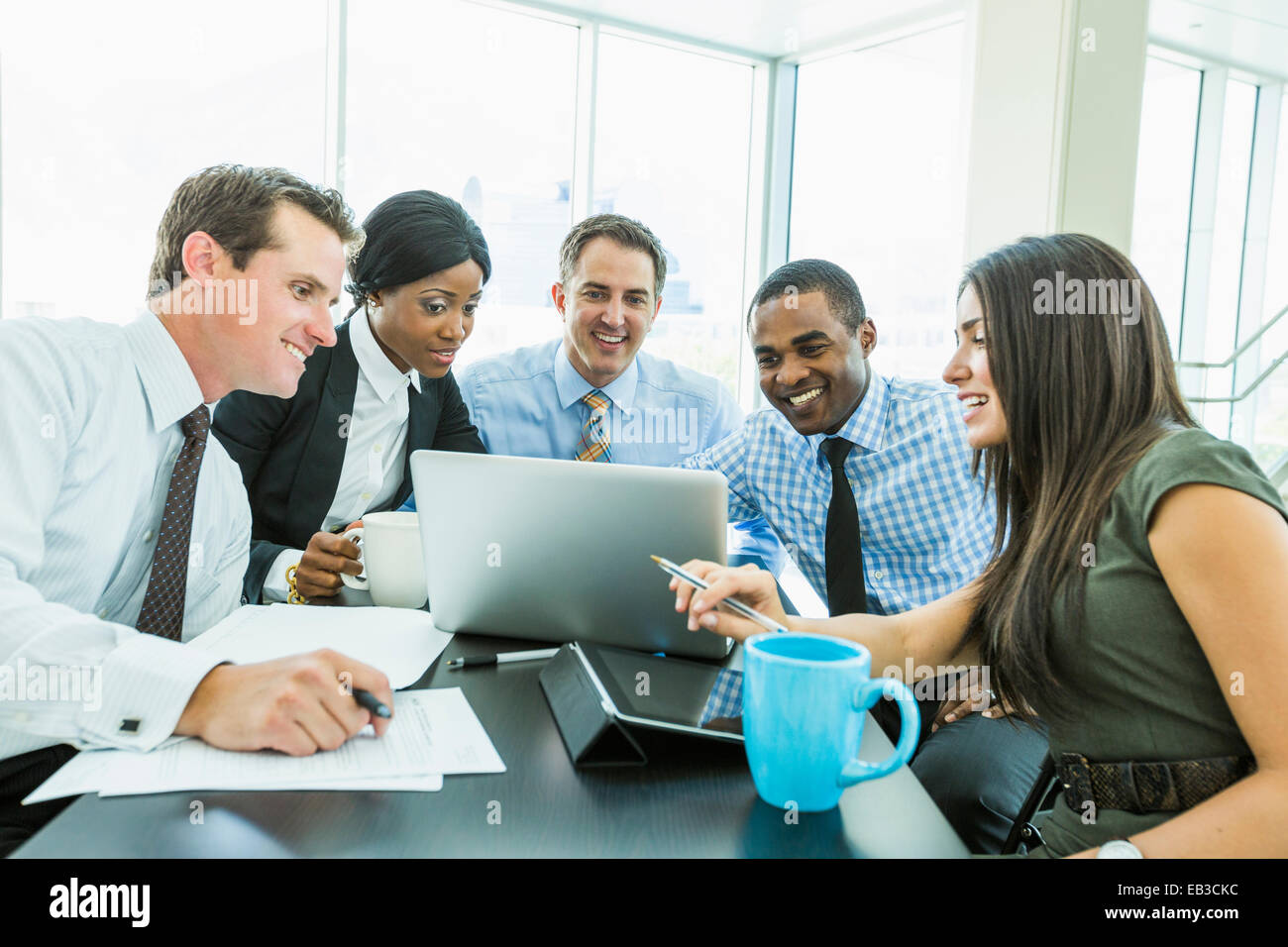 Geschäftsleute, die mit Laptop-Computer im meeting Stockfoto