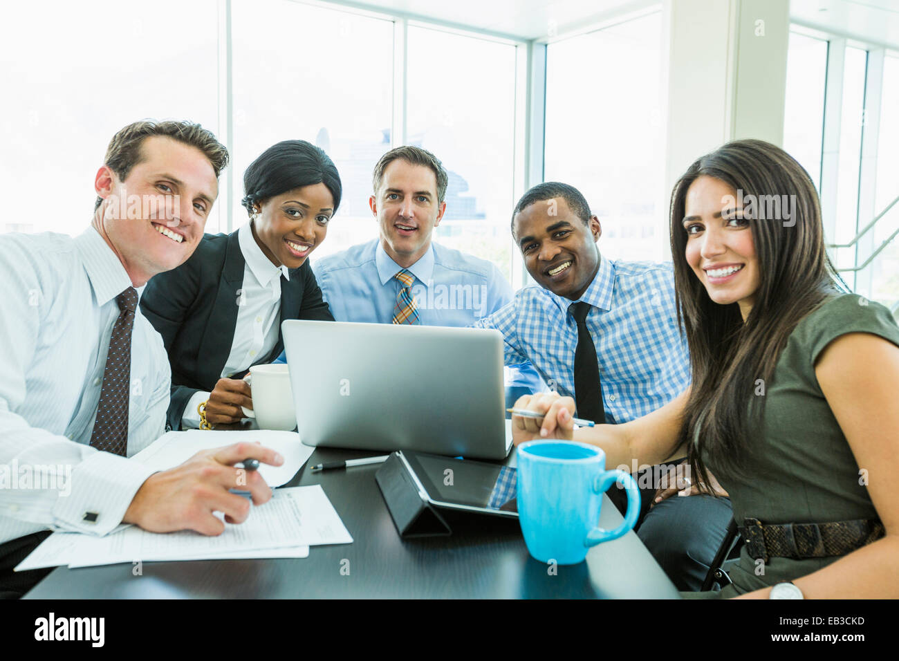 Geschäftsleute, die lächelnd in treffen Stockfoto