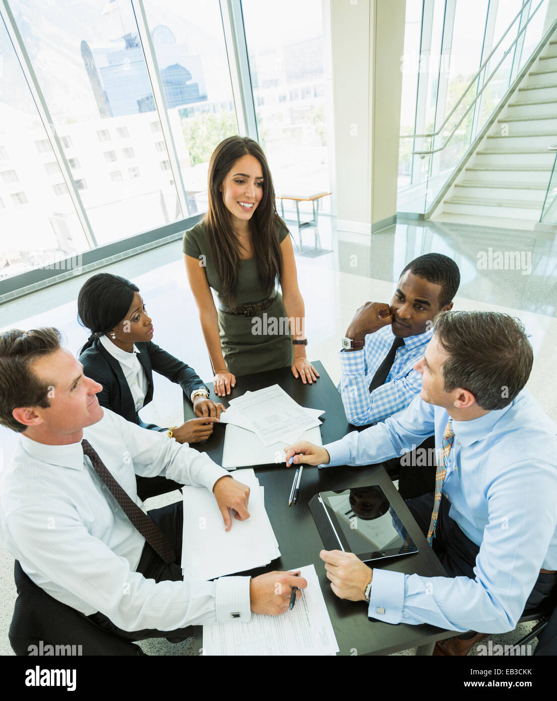 Erhöhte Ansicht von Geschäftsleuten in Sitzung sprechen Stockfoto