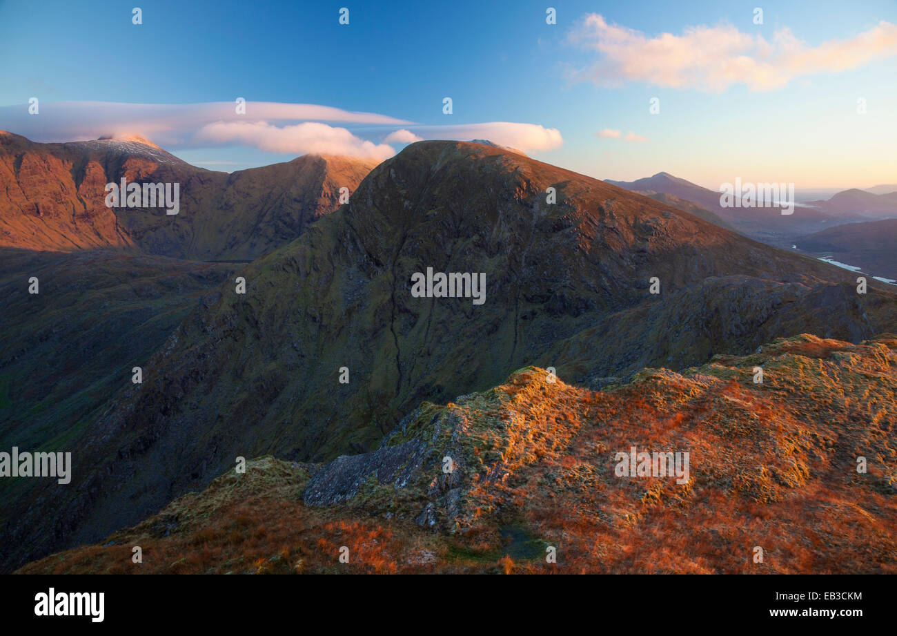 Dämmerung Blick auf den Carrauntoohil und Broaghnabinnia von stumpa Duloigh, Macgillycuddy's Reeks, County Kerry, Irland. Stockfoto