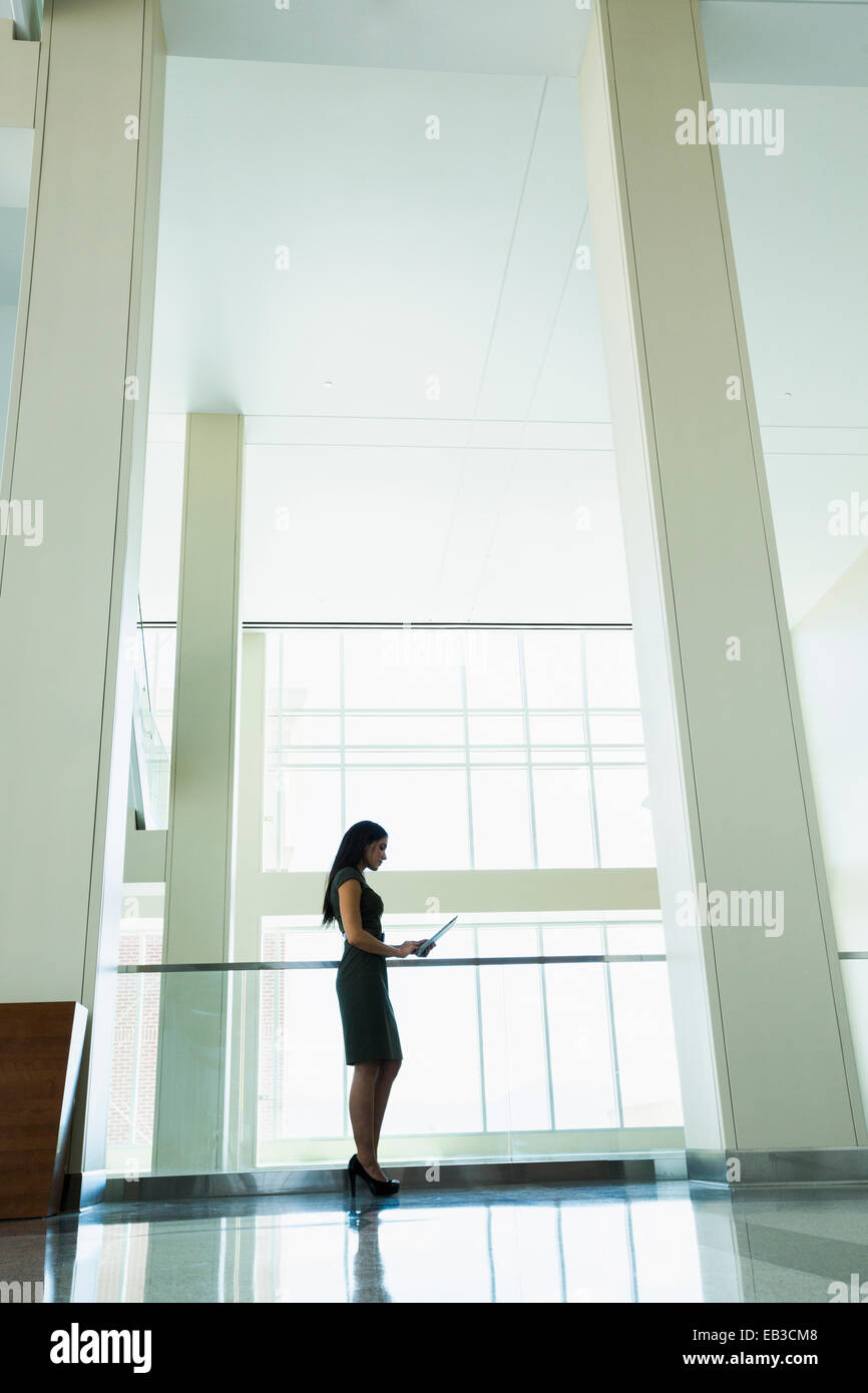 Hispanische Geschäftsfrau mit digital-Tablette im Büro Flur Stockfoto