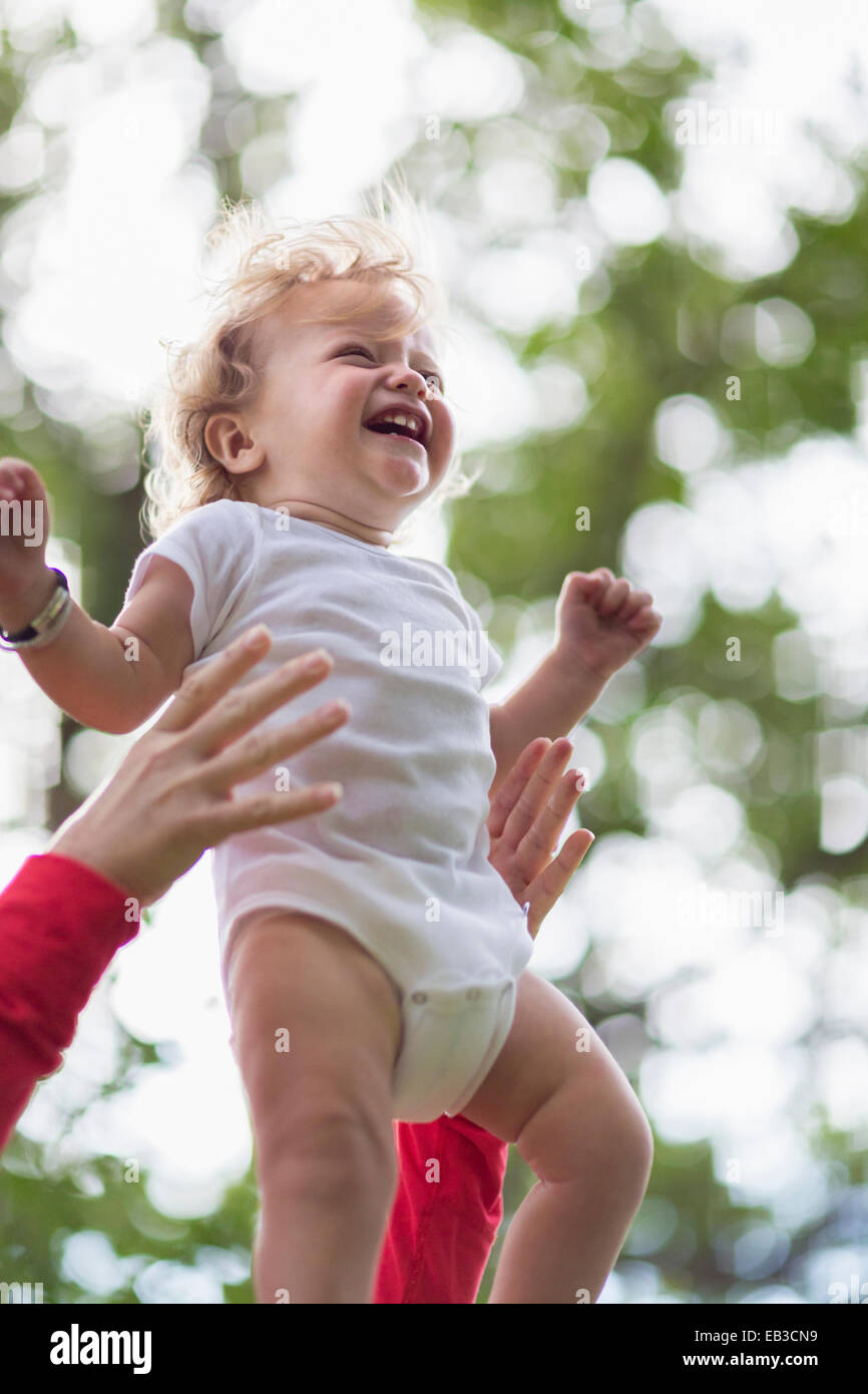 Kaukasische Mutter mit Baby im Freien spielen Stockfoto